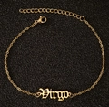 Détail de la chaîne de cheville dorée avec signe Vierge en lettres gothiques - Vierge / Or