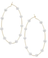 Dettaglio di orecchini a cerchio dorati con eleganti perle bianche e chiusura a perno - Oro