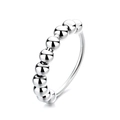 Anillo antiestrés de plata con cuentas geométricas pulidas en una fina banda de metal - US 12 / Platino