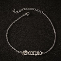 Gros plan du pendentif Scorpion en acier inoxydable argenté avec chaîne à maillons réglable - Scorpion / Argent