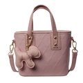 Borsa a secchiello trapuntata rosa con ciondolo a cucciolo e tracolla su sfondo bianco - Con Ciondolo / Rosa