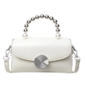 Borsa in pelle avorio con manico di perle e fibbia argentata su sfondo bianco puro - Bianco Sporco