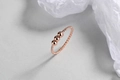 Detailansicht eines roségoldenen Kordelrings mit drei polierten Metallperlen verziert - Größe 6 / Roségold