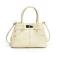 Elegante beige Handtasche aus genarbtem Leder mit silbernem Drehverschluss und Schultergurt - Weiß