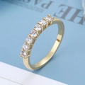 Elegante anillo de plata s925 bañado en oro con siete circonitas blancas brillantes - US 6 / Dorado