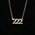 Collana in oro lucido con ciondolo numero angelo 222 in corsivo e catenina a O fine - 222(XT222G) / Oro