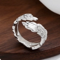Elegante zilveren veren open ring voor dames met zirkonia vleugels en verstelbare band - Verstelbaar Open / Zilver