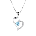 Dettaglio di un'elegante collana in argento a cuore con zircone blu centrale - Pendente Zircone Blu (Senza Catena) (XL0031)