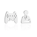 Primer plano de los pendientes asimétricos plateados con mando de juego y silueta - Color Acero
