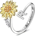 Dettaglio dell'anello girevole a girasole con lettera R e incisione You are my sunshine - Lettera R