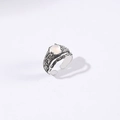 Macro detail van maansteen retro ring met verstelbare band en boomschors textuur - Glinsterend Wit