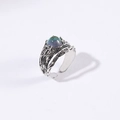 Macro-detail van vintage maansteen ring met getextureerde boomschors afwerking en zilver - Blauwe Melkweg