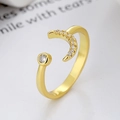 Anello aperto a luna dorato minimalista con zirconi bianchi su sfondo bianco - Aperto Regolabile / Oro