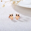Eleganti orecchini a lobo a forma di gufo in oro rosa con pietre nere e piume incise - Oro rosa