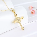 Elegante gouden kruis ketting met bloemmotief en ingelegde zirkonia kristallen steentjes - Goud