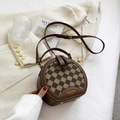 Borsa rotonda a scacchi marrone con finiture in pelle e rivetti dorati su sfondo blazer - Caffè Trapuntato