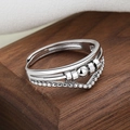 Anillo ajustable de plata con diseño de triple capa y cuentas móviles giratorias - Estilo de Cuenta Giratoria Multicapa en Forma de V (KL-023)