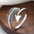 Anillo abierto de pluma y flecha en plata envejecida sobre base de madera oscura - Abierto Ajustable / Estilo de Pluma y Flecha (KL-211)