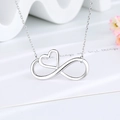 Collar minimalista de plata con colgante de corazón infinito sobre fondo blanco - Oro Blanco