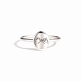 Macro detail zilveren ring met gegraveerd pinky swear handgebaar op ovale zijde - Verstelbaar Open / Witgoud