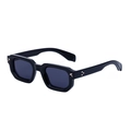 Lunettes de soleil carrées noires avec accents dorés et verres foncés, vue 45° - Style Marteau Doré Noir Brillant (C1)
