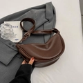 Sac bandoulière demi-lune marron foncé minimaliste en similicuir PU texturé de qualité - café