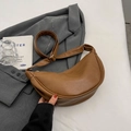 Sac bandoulière demi-lune marron avec bandoulière réglable et texture similicuir lisse - Marron