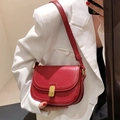 Borsa a sella classica in pelle rossa con chiusura a scatto dorata e tracolla - Borgogna