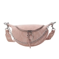 Rosafarbene Bauchtasche mit Marmormuster, Silberkette und moderner Halbmondform - Rosa