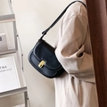 Borsa a tracolla vintage nera in pelle con elegante chiusura in metallo dorato - Nero