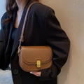 Borsa a sella in pelle marrone con chiusura dorata vintage e tracolla regolabile donna - Marrone