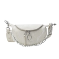 Cremeweiße Gürteltasche mit Marmortextur, Silberkette und markantem Logo-Schriftzug - Gebrochenes Weiß