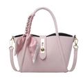 Rosafarbene Eimer-Tasche aus Leder mit dekorativem Modeschal und goldenem Metallschloss - Rosa
