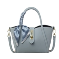 Hellblaue Eimer-Tasche mit Lychee-Struktur, Seidentuch-Griff und goldener Hardware-Optik - Blau