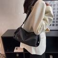 Moderne schwarze Zylindertasche aus Leder mit breitem Gurt und goldener Schnalle - Schwarz