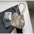 Schicke beige Beuteltasche mit goldenen Beschlägen und Akkordeon-Seiten für Damen - Gebrochenes Weiß
