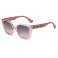 Modieuze roze oversized cat-eye zonnebril met verloopglazen en gedecoreerde metalen pootjes - Transparant Roze Gradiënt
