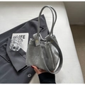 Schicke silbergraue Beuteltasche mit Metallic-Struktur und goldenen Nieter-Details - Silber