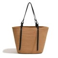 Borsa tote intrecciata marrone con manici in pelle nera e cuciture bianche a contrasto - Marrone