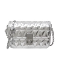 Silberne Stepptasche mit Dreiecksmuster und Metallkettenriemen in der Vorderansicht - Silber