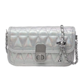 Schicke silberne Stepptasche mit Hologramm-Effekt, Rautenmuster und Metallkugel-Kette - Metallsilber