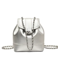 Silberner Rucksack aus Metallic-Leder mit Kettenriemen und Drehverschluss - Silber