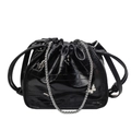 Sac seau noir brillant avec breloques papillon argentées et cordon de serrage - Noir