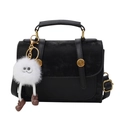 Bolso de mano retro negro minimalista con solapa y accesorio de amuleto de monstruo suave - Negro
