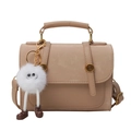 Bolso chic de cuero PU beige con detalles dorados y un llavero de monstruo de peluche - Caqui