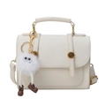 Bolso bandolera minimalista blanco crema en cuero con hebilla dorada y colgante peluche - Blanco