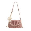 Sac nuage plissé rose pour femme avec chaîne en perles et détail de nœud en satin - Rose