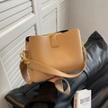 Bolso cubo beige con textura de lichi, correa ancha y herrajes dorados elegantes - Caqui