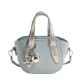Bolso bandolera azul claro semicircular con asa metálica plateada y colgante de perro - Azul (Asa Plateada)