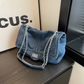 Klassische blaue Denim-Umhängetasche mit vertikalen Nähten und silberner Kette - Dunkelblau